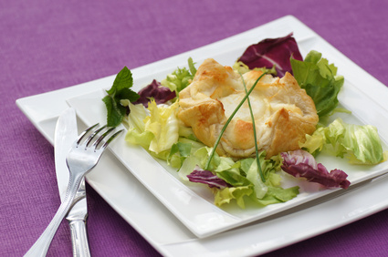 Feuilletés au chèvre et confit d’oignons de Roscoff au miel