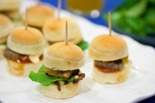 Mini burgers au foie gras et confit d’oignons de Roscoff façon Rossini