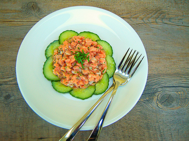 Tartare de saumon à l’huile de homard breton