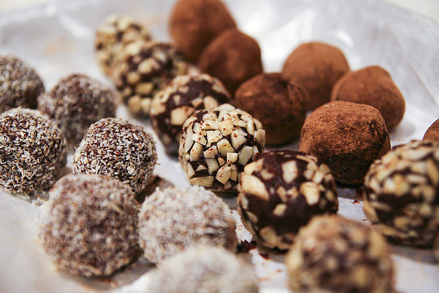 Truffes au chocolat à la fleur de sel de Guérande et aux amandes