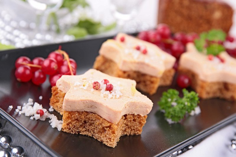 Toasts au foie gras et confit d’oignons de Roscoff sur pain d’épice