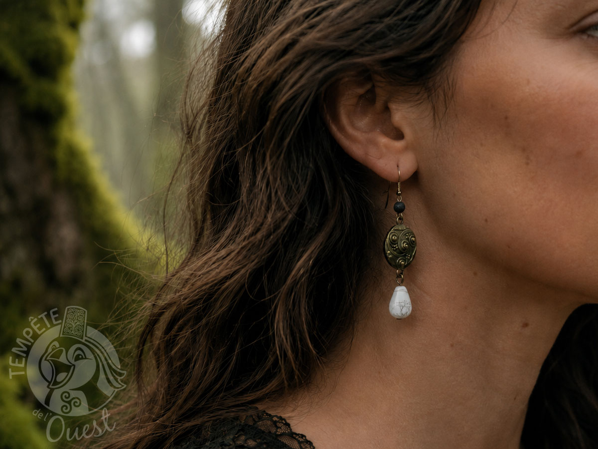 Boucles d'oreilles Triskell perles howlite et lave - Âme Celte – Image 2
