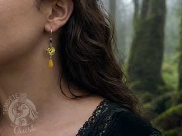 Alternative view of Boucles d'oreilles Triskell jaunes et bleues - Perle de howlite