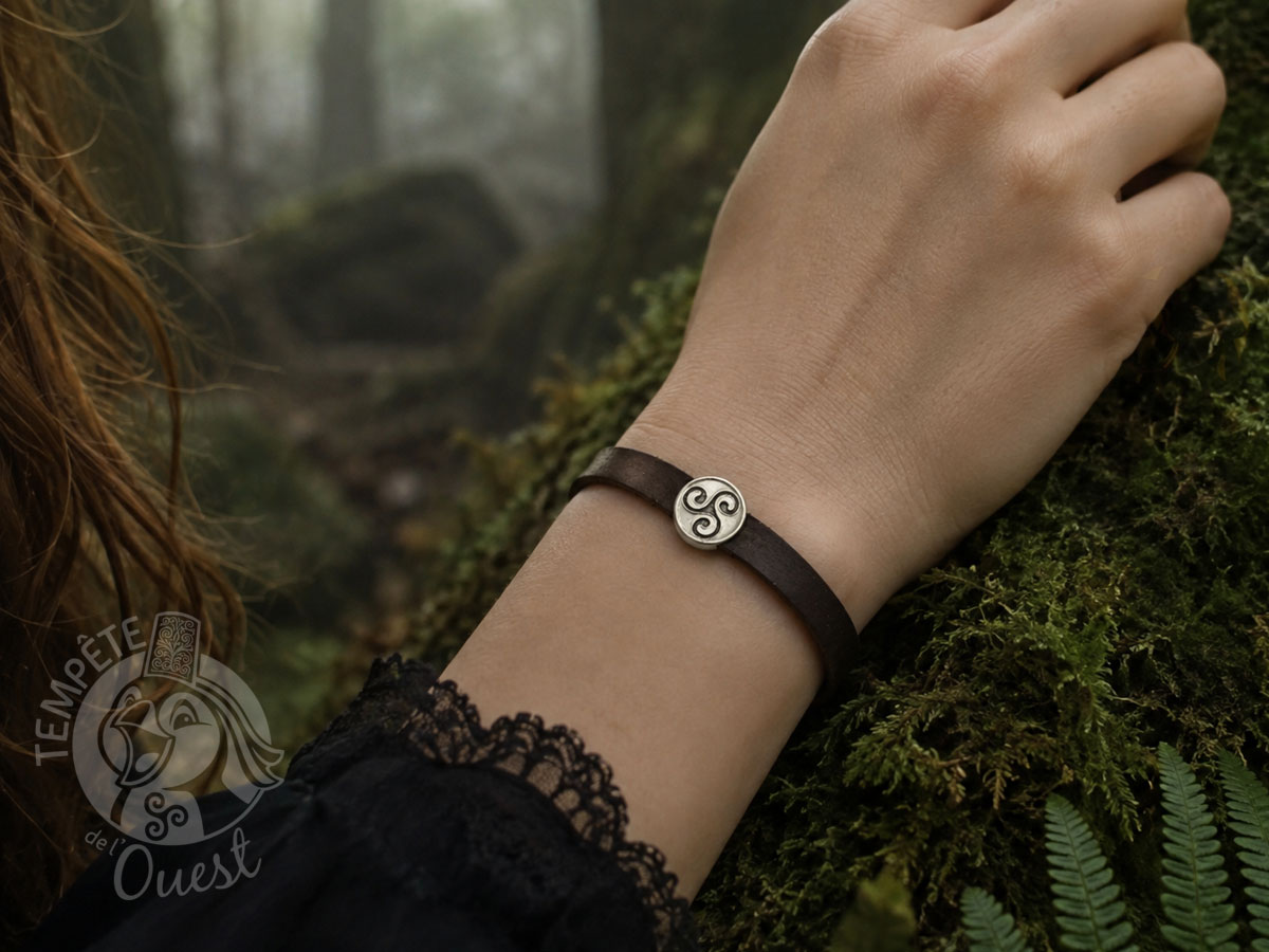 Bracelet en cuir et métal Triskell - Sceau de Brocéliande – Image 2