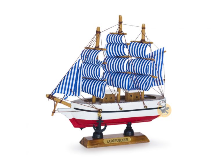 ⇒ Bateau à voiles / Petit Voilier marinière troismâts décoratif 16cm