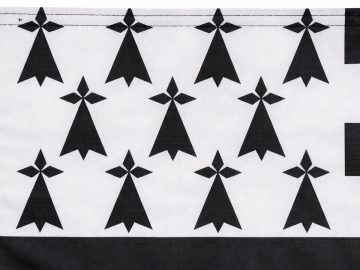 Alternative view of BON PLAN ! Drapeau breton Gwenn ha Du  45 x 30 cm  – Déstockage (défaut esthétique mineur)