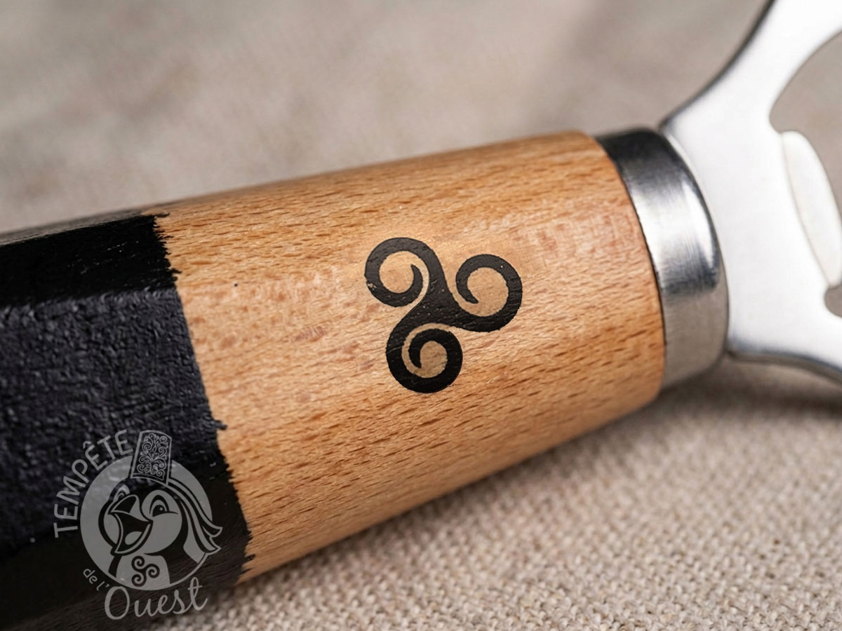 PROMO -20% ! Décapsuleur Triskell en bois – Image 3